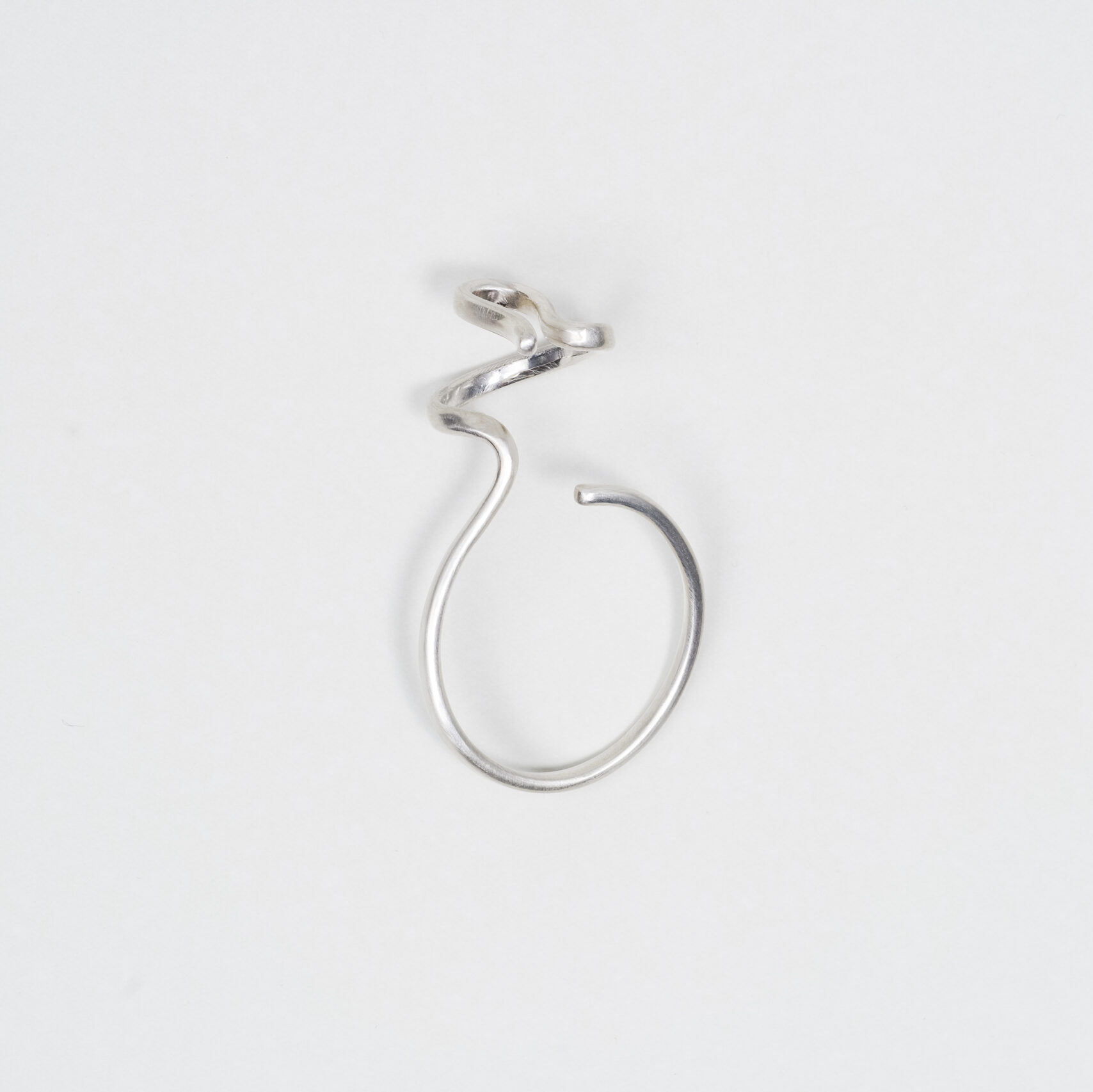 スモールスパイラルフープイヤーカフ SMALL SPIRAL HOOP EAR CUFF | HORN