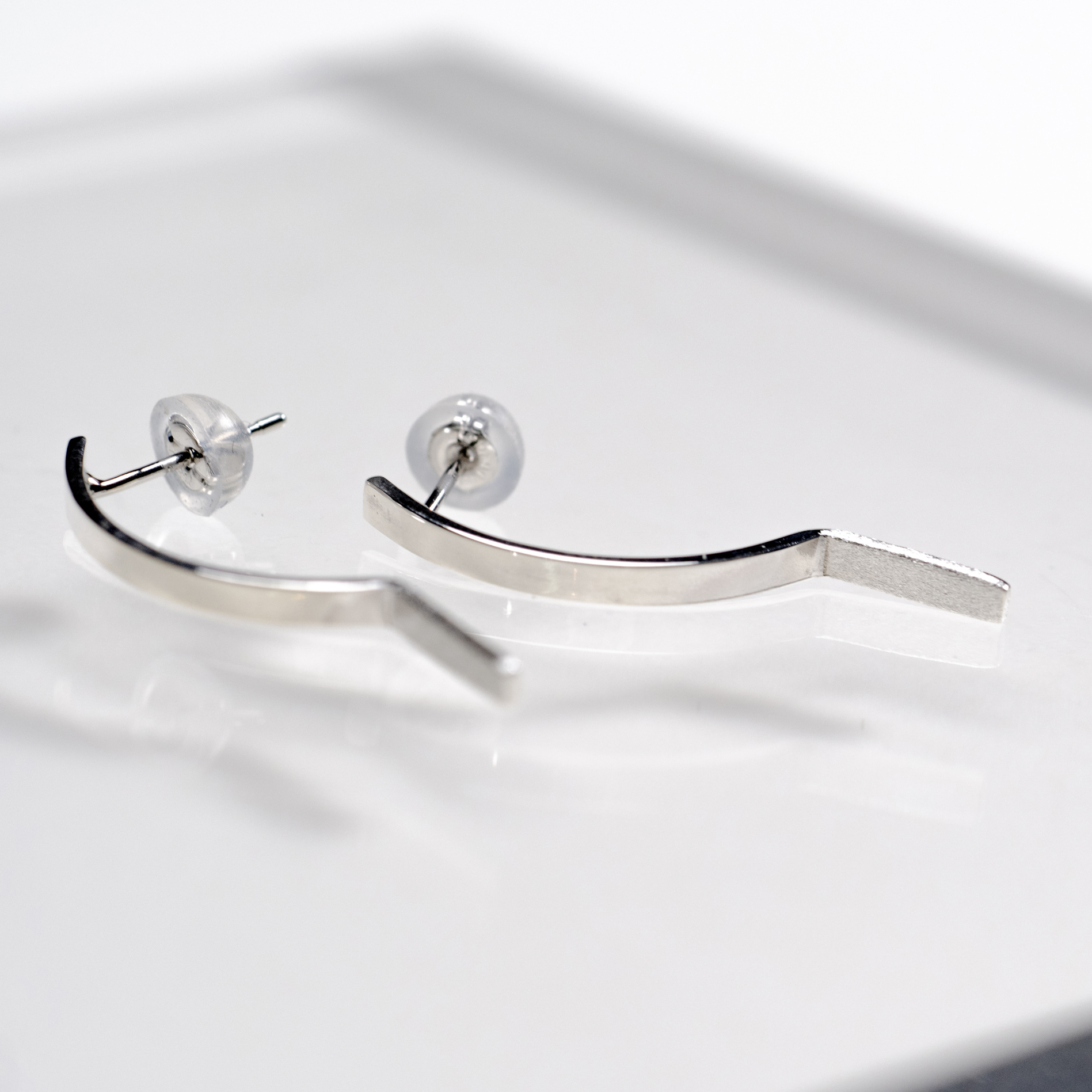 タイニーベントイヤリング　<br>TINY BENT EARRINGS